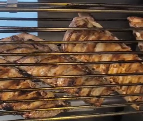 Frango e costela grelhados na churrasqueira VilaNova